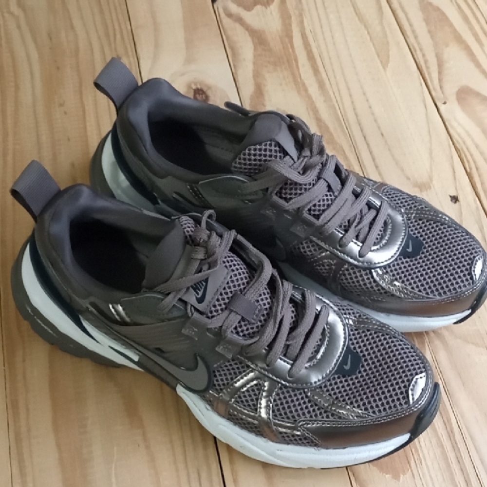 Nike Metallic and White Running Shoes Women's Size 8.5 - Picture 4 of 9